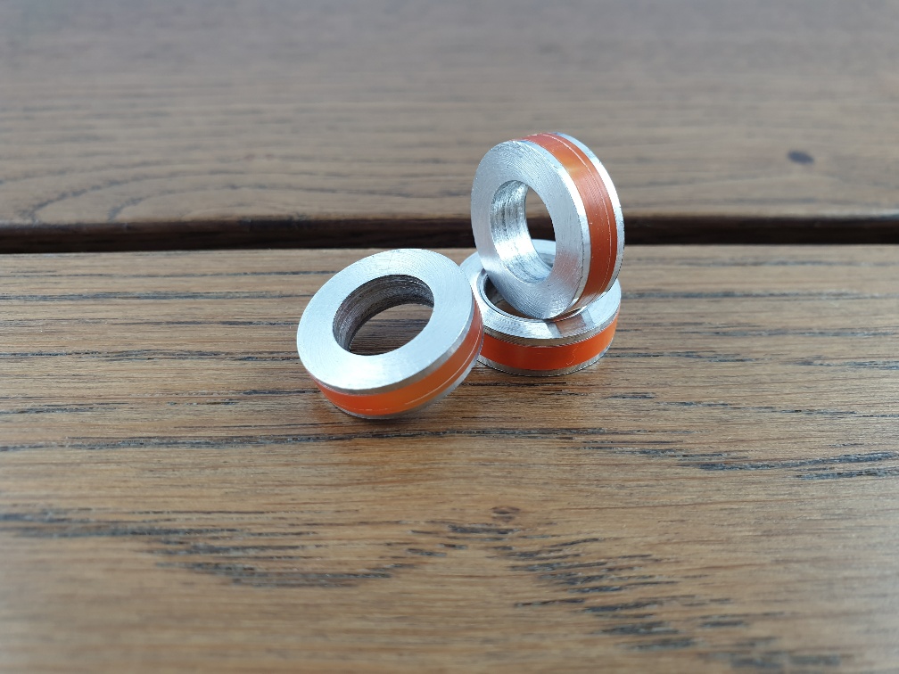 Okrasný kovový prsten - oranžový