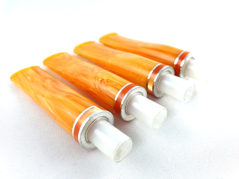 Akrylový náustek oranžový s prstenem a čepem