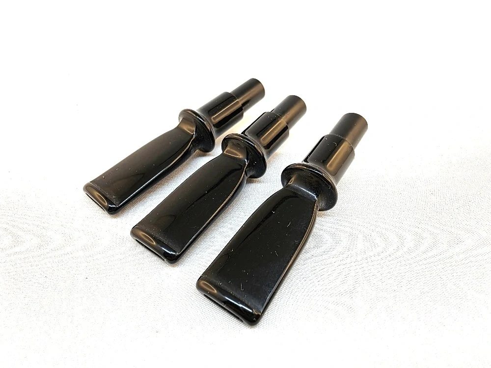 Akrylový náustek tvarovaný černý s čepem 6,3cm