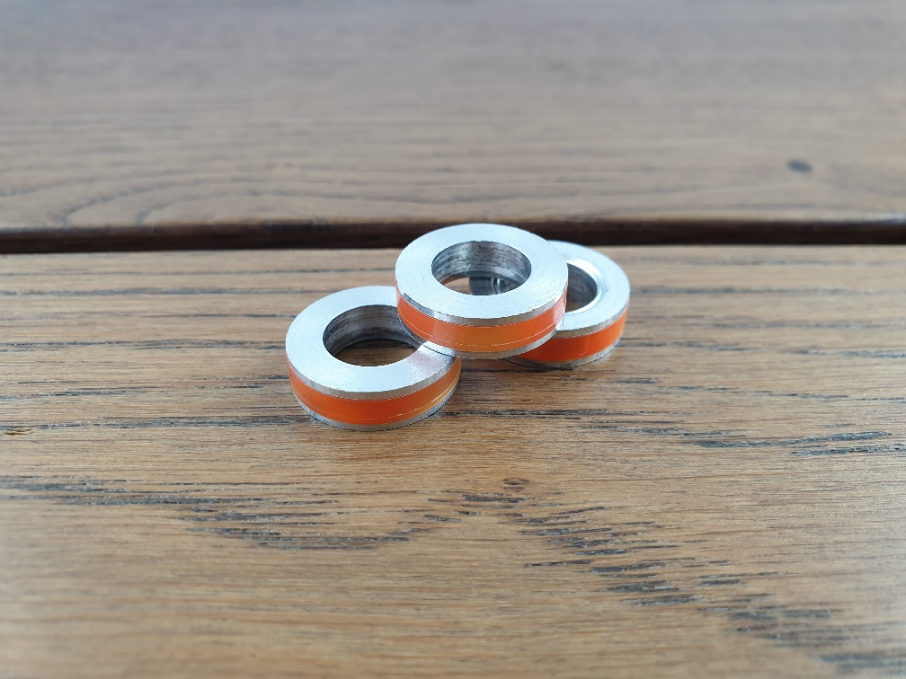 Okrasný kovový prsten - oranžový