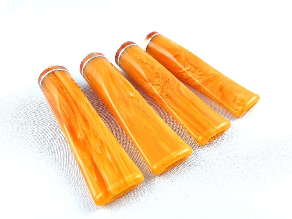 Akrylový náustek oranžový s prstenem a čepem