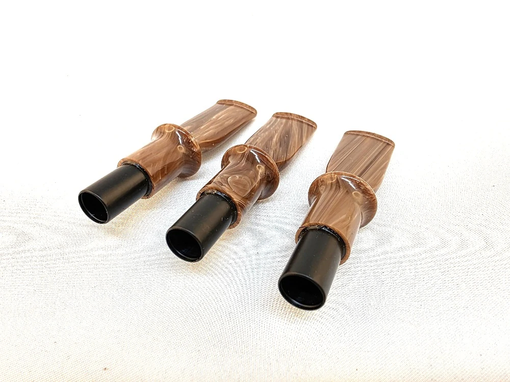 Akrylový náustek tvarovaný hnědý/bílý s čepem 6,3cm