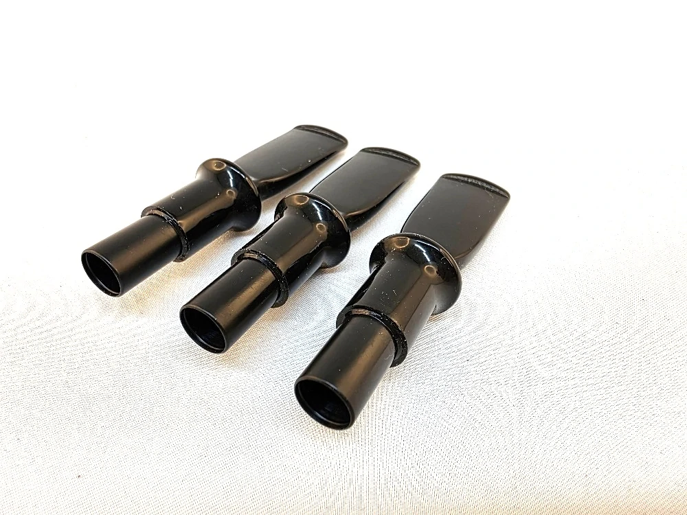 Akrylový náustek tvarovaný černý s čepem 6,3cm