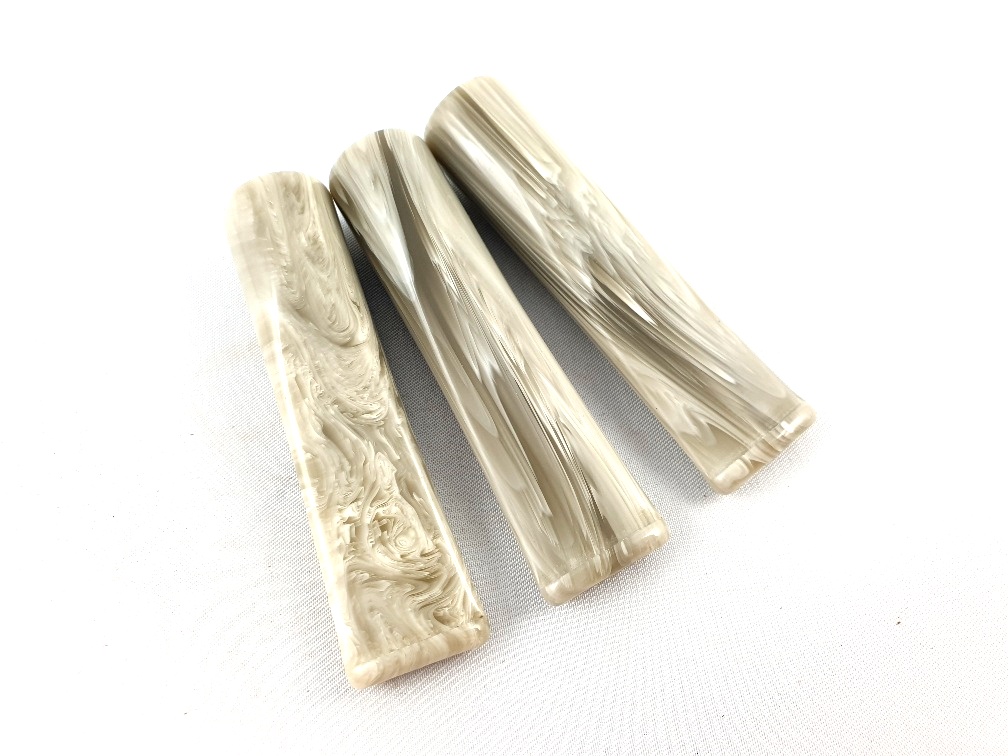 Akrylový náustek světle šedý