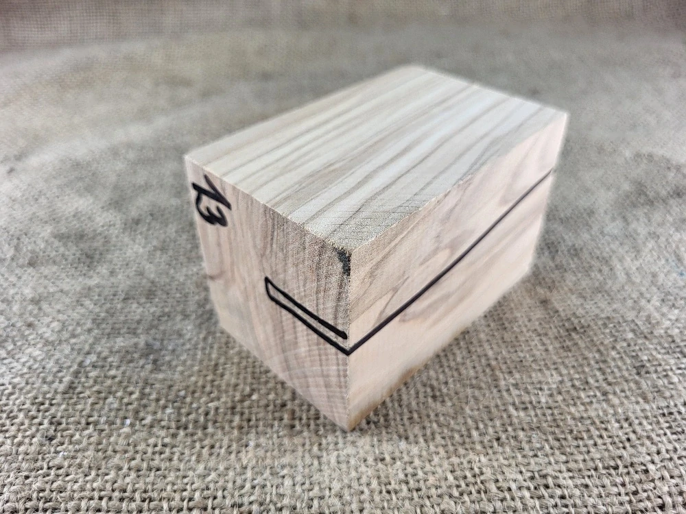 Masivní olivový blok na výrobu dýmky s prasklinou (OL13)